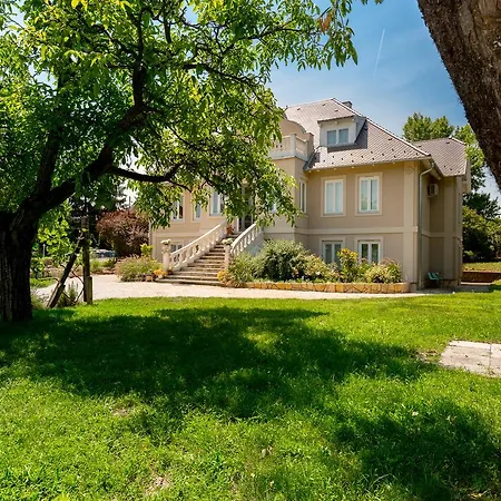 Manor House Inn, Csopak