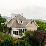 Manor House Inn, Couette-café 3*
