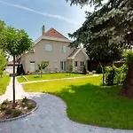 Manor House Inn, Couette-café 3*