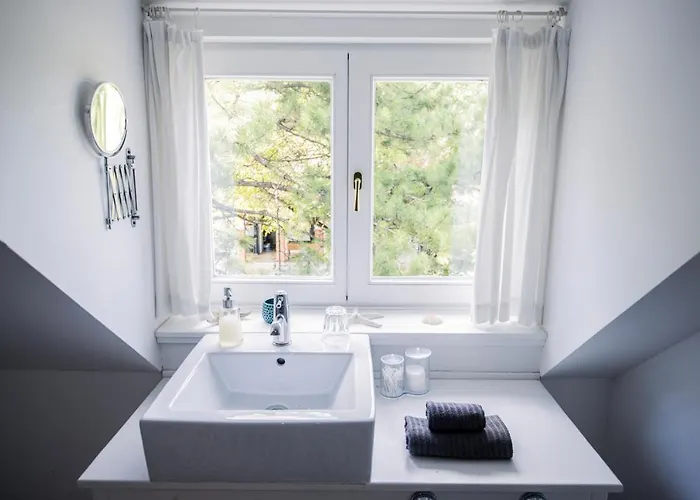 Manor House Inn, Couette-café 3*