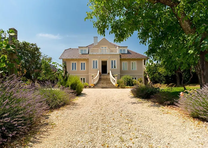 Manor House Inn, Csopak